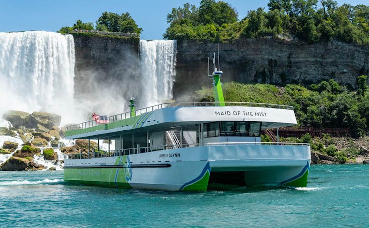 Maid of the Mist boat approaching the falls
