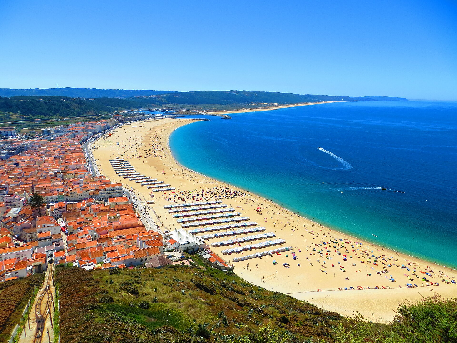 The big-wave beach at Nazaré